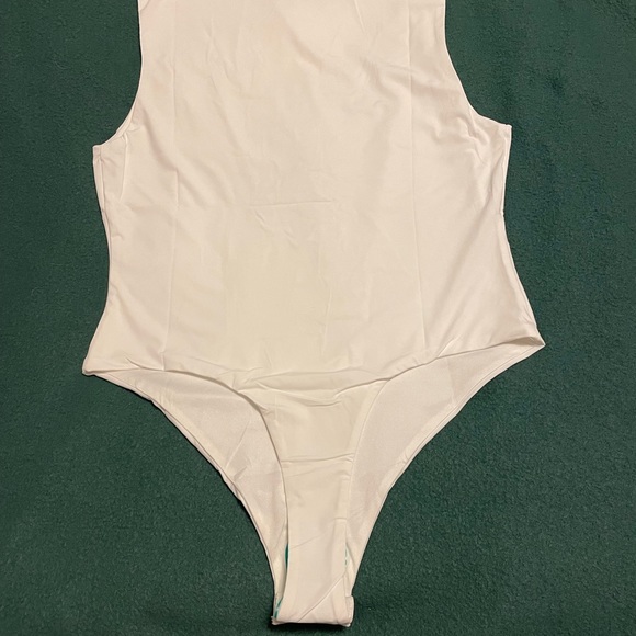 KITTENISH WHITE SIGNATURE SLEEVELESS BODYSUIT - Picture 7 of 12